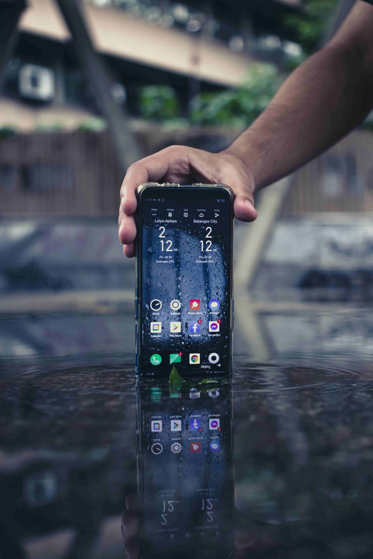 مجموعة من ملحقات الهاتف التي تمثل أحدث الابتكارات التكنولوجية لعام 2025.